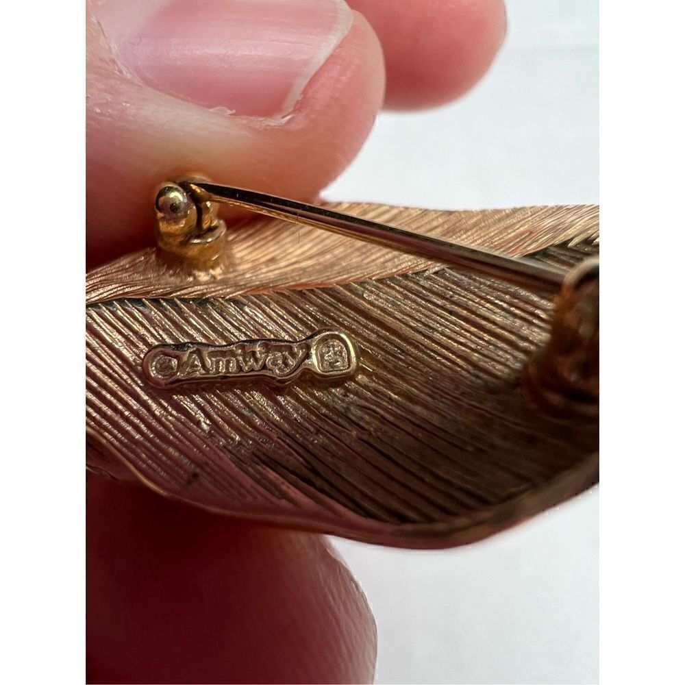 3/$15 or 5/$20 Vintage 1970’s Amway gold tone leaf brooch - Picture 3 of 4
